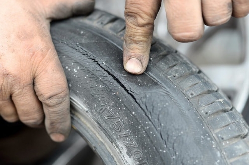 Lốp xe Vario có vết nứt phải làm sao? Cách xử lý như thế nào?